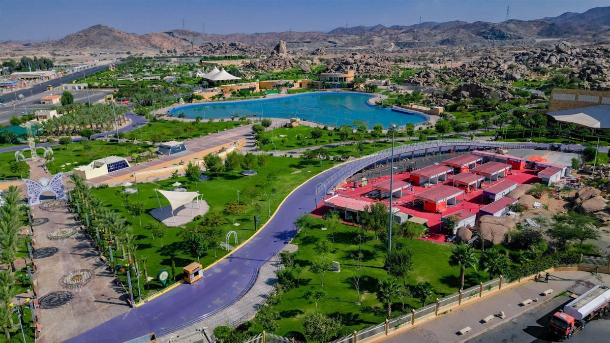 منتزه الرداف الأخضر ببحيرته ومساحاته الواسعة في الطائف