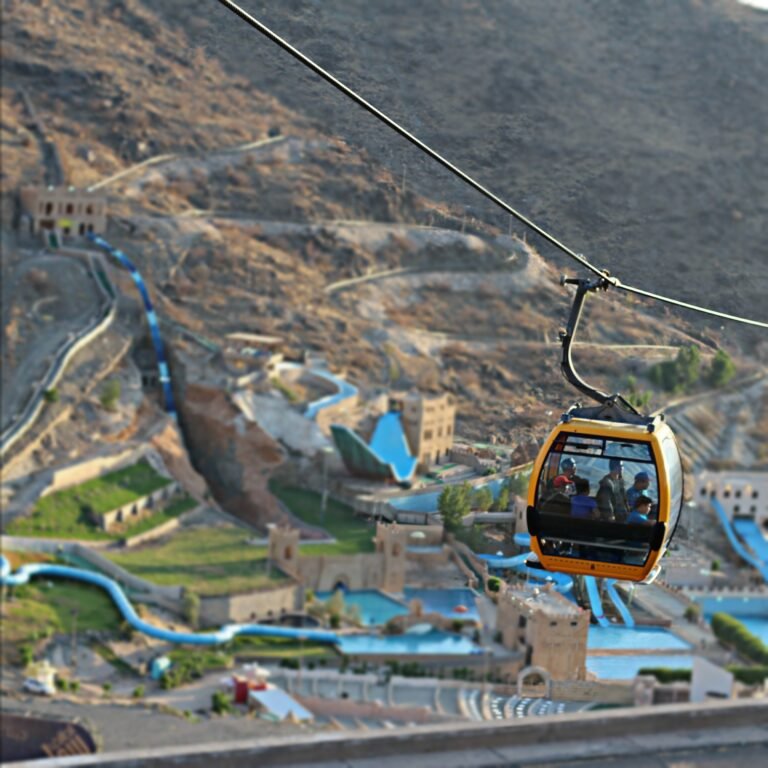 تلفريك الهدا مطلاً على منتجع الهدا وجبال الطائف